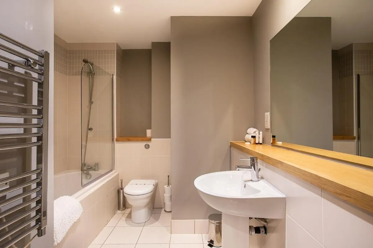 Stunning Waterfront Apartment With Titanic Views Sleeps 6 & Parking Belfast
