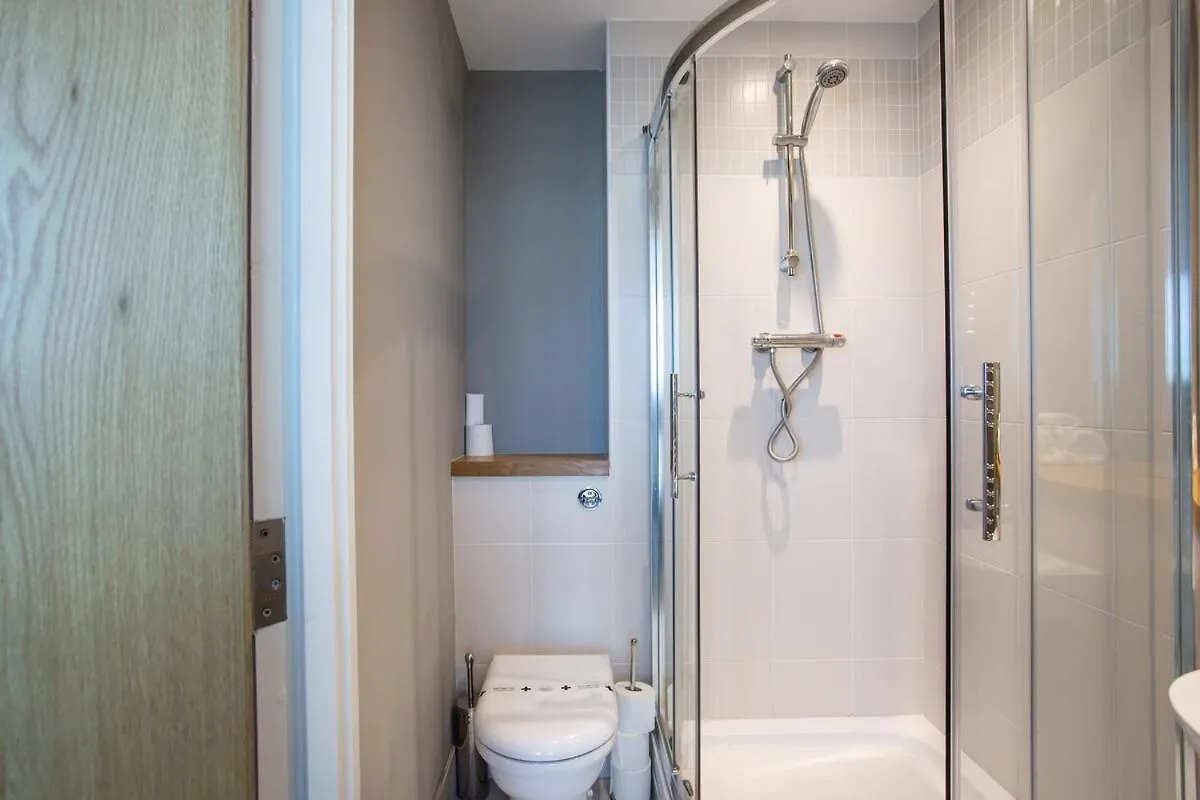Stunning Waterfront Apartment With Titanic Views Sleeps 6 & Parking Belfast 0*,  Storbritannien