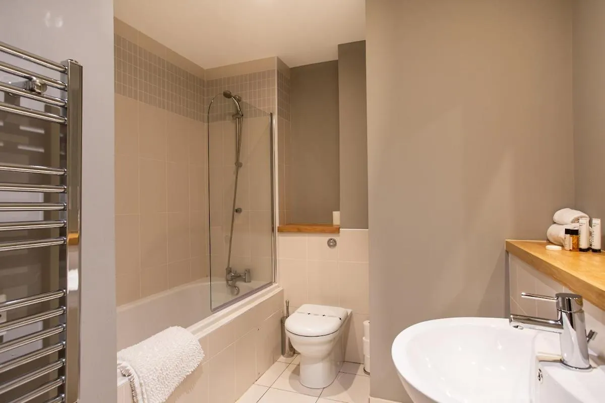 Stunning Waterfront Apartment With Titanic Views Sleeps 6 & Parking Belfast Storbritannien