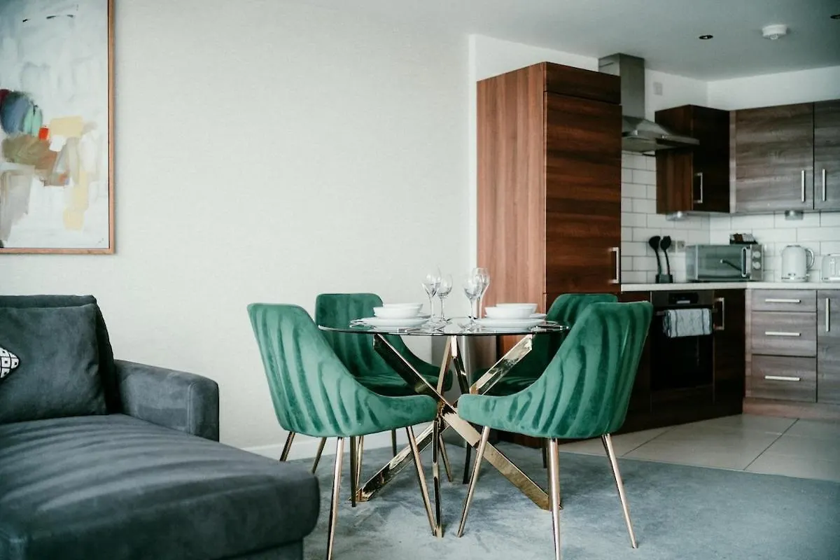 Stunning Waterfront Apartment With Titanic Views Sleeps 6 & Parking Белфаст
