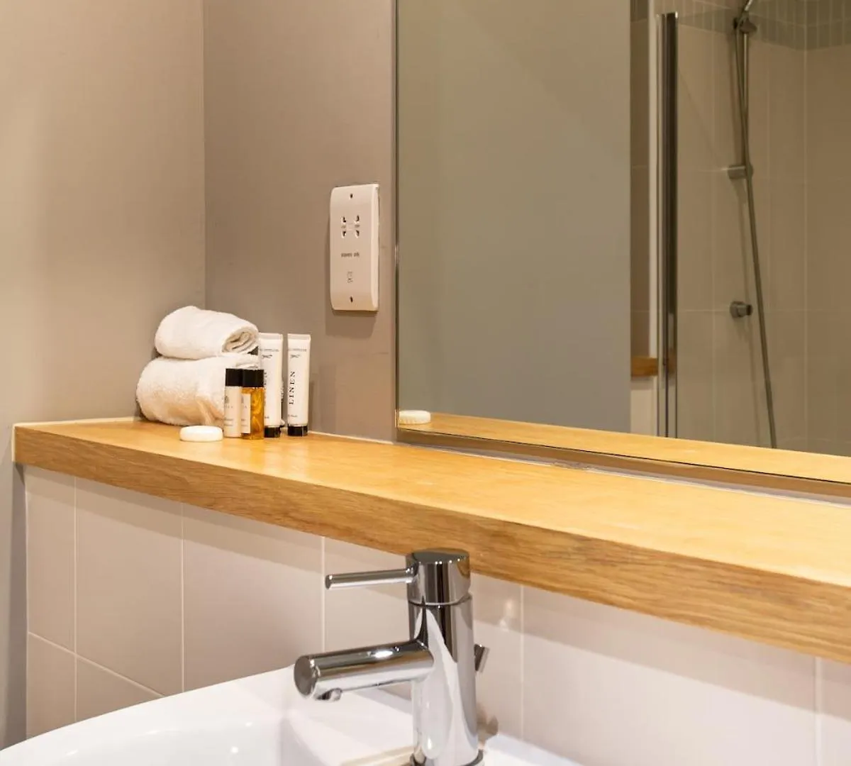 Stunning Waterfront Apartment With Titanic Views Sleeps 6 & Parking Belfast