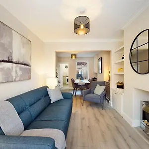 It's Broadway Baby! Great House Close To Centre Belfast